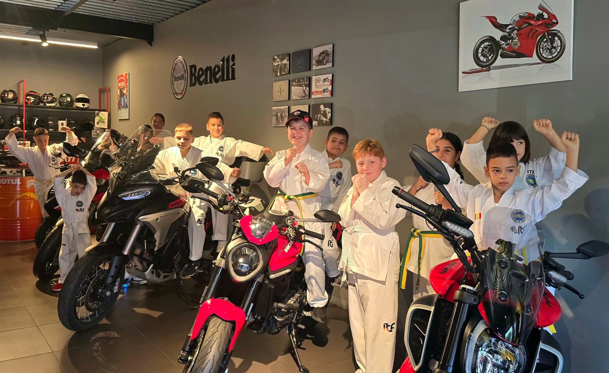 Tineri pasionați în showroom