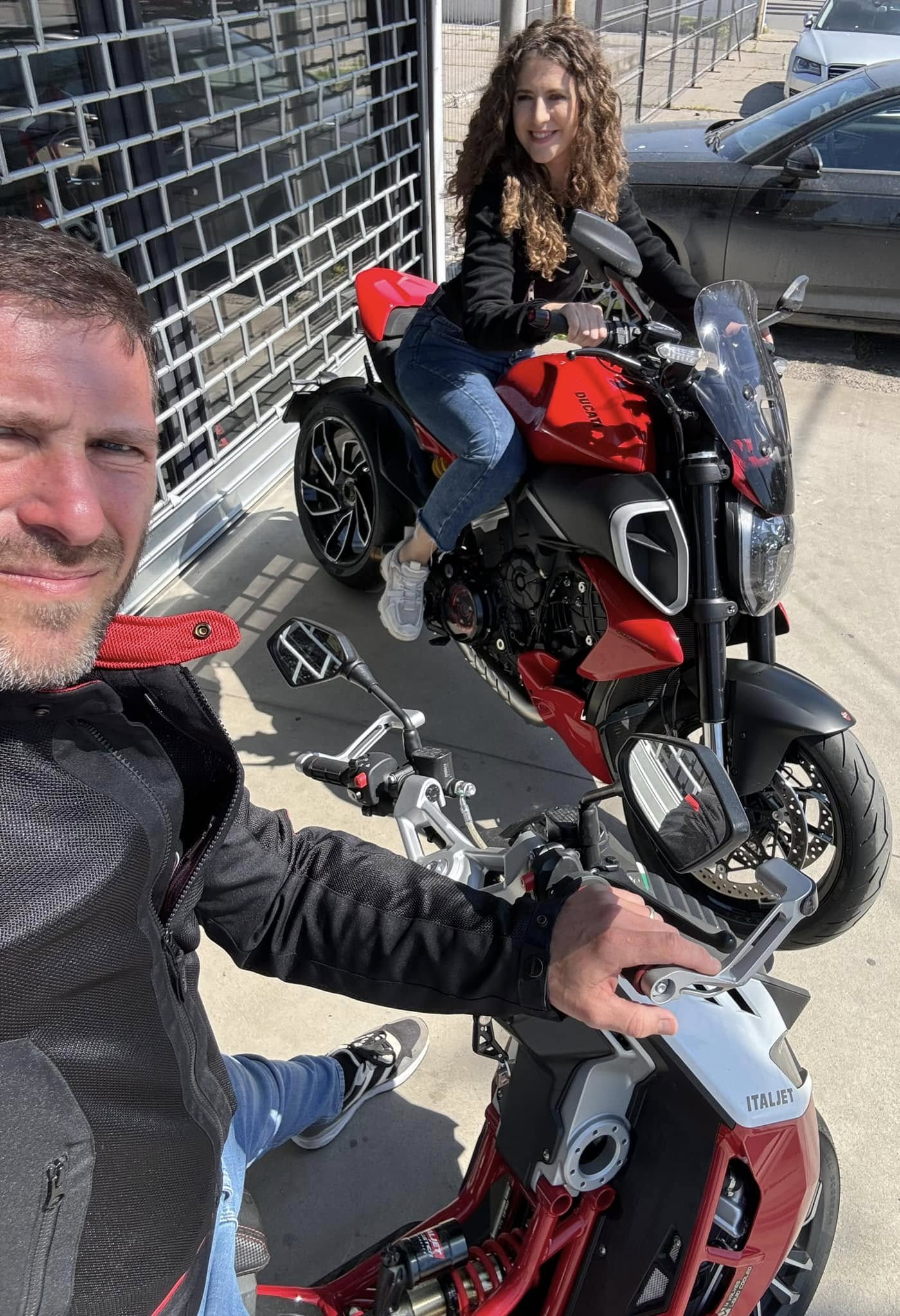 Familia Dragomir cu motocicletele Italjet